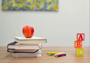 Bücher und Stifte auf einem Tisch