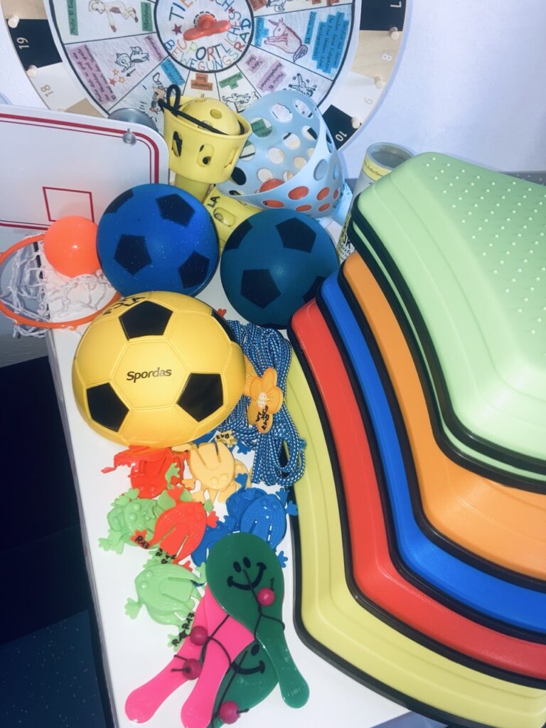 Bewegungskiste mit unterschiedlichen Spielsachen